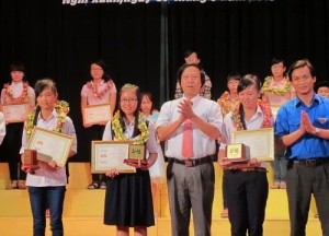 Nhà thơ Đỗ Hàn - Chánh Văn phòng Hội Nhà văn Việt Nam (đứng giữa, hàng trước) trao giải và chúc mừng các tác giả đạt giải “Cây bút tuổi hồng” lần thứ III